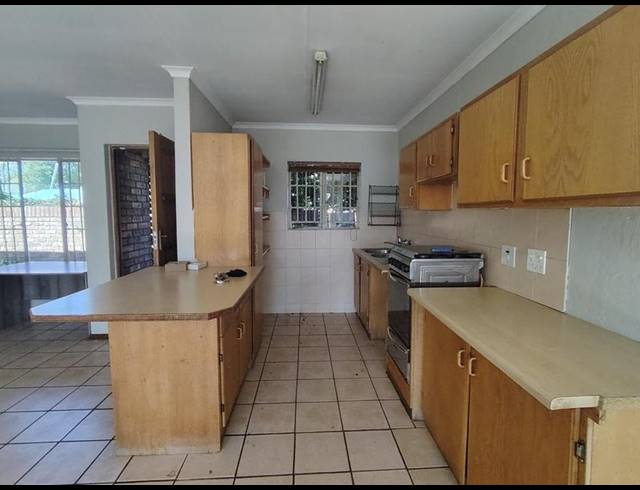 2 BEDROOM PROPERTY TO RENT IN ROOIHUISKRAAL NORTH